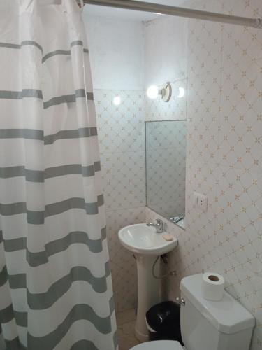 Ένα μπάνιο στο Small House Pisac