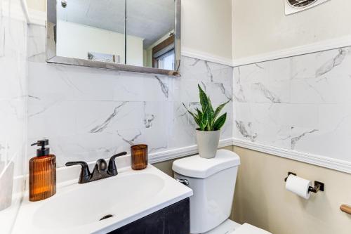 Koupelna v ubytování 1 Mi to Main St Riverside Torrington Apt with Yard