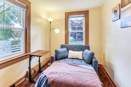 Postel nebo postele na pokoji v ubytování 1 Mi to Main St Riverside Torrington Apt with Yard