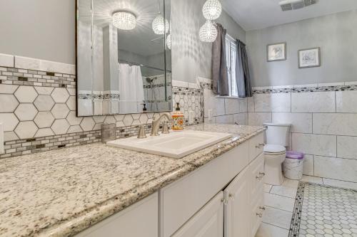 Koupelna v ubytování 1 Mi to Norfolk Lake! Anglers Escape with Mtn Views