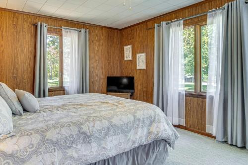 Postel nebo postele na pokoji v ubytování 1 Mi to Norfolk Lake! Anglers Escape with Mtn Views