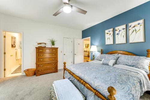 een slaapkamer met een bed en een blauwe muur bij Families and Pets Welcome Quiet Retreat in Bamberg in Bamberg