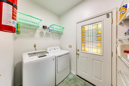een wasruimte met wasmachine en droger bij Families and Pets Welcome Quiet Retreat in Bamberg in Bamberg
