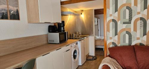 QuiéIsard - Le Hameau De La Courbière的厨房配有带微波炉的台面