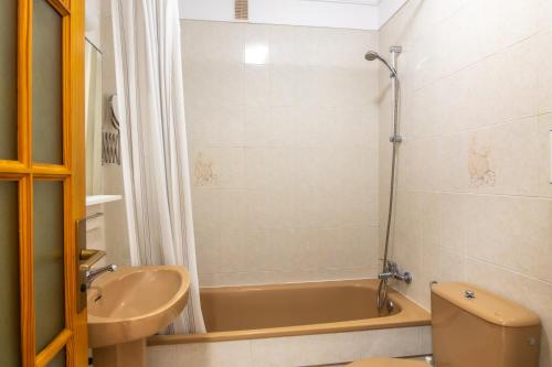 un bagno con vasca, lavandino e WC di Peace Rooftop Tenerife a Tabaiba