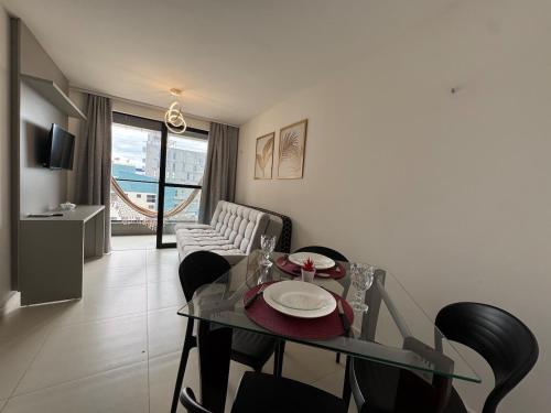 a living room with a dining table and chairs at Dutra Ocean · Apartamento completo próximo à praia com academia in Mongaguá