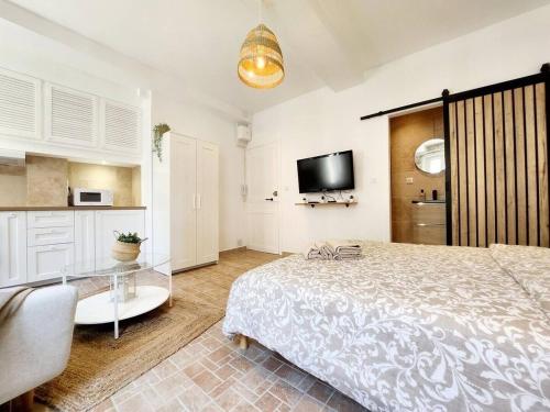 Le Robin Central Studio with AC & charm