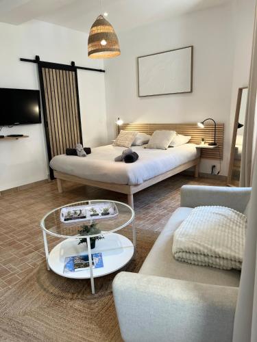 Le Robin Central Studio with AC & charm