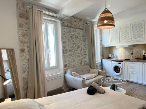 Le Robin Central Studio with AC & charm