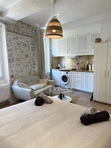 Le Robin Central Studio with AC & charm