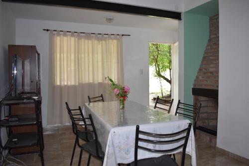 サンタ・ロサ・デ・カラムチタにあるSierras Del Molleのダイニングルーム(テーブル、椅子、暖炉付)