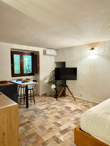 um quarto com uma cama, uma escrivaninha e uma mesa em Dimidia - casa vacanze mare montagna em Capaci