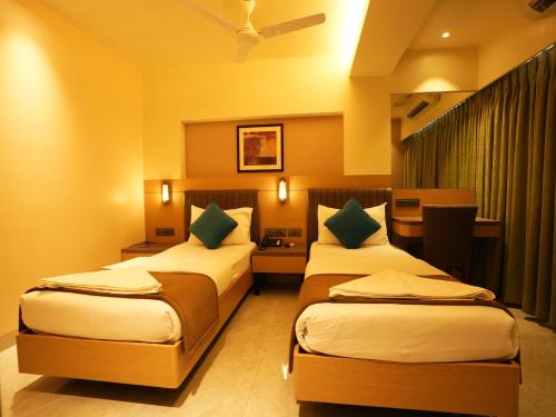 Ένα ή περισσότερα κρεβάτια σε δωμάτιο στο Rama Krishna Hotel