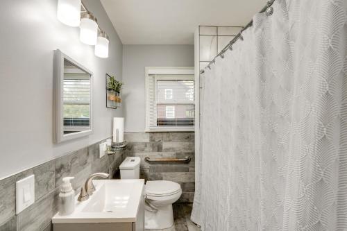 O baie la 1 Mi to Akron Zoo Ranch-Style Home with Yard!