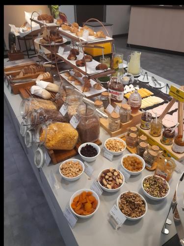 een tafel gevuld met veel verschillende soorten voedsel bij O Melhor Apart-Hotel, da Cidade! in São Caetano do Sul