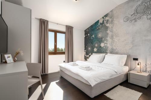 een witte slaapkamer met een groot bed en een bureau bij Villa Casa Minerva in Majkusi