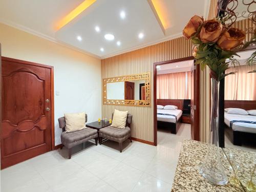 una habitación de hotel con un dormitorio con dos camas en Suite cómoda, en Machala