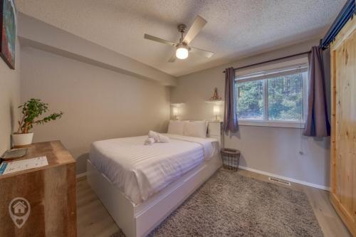 Ένα ή περισσότερα κρεβάτια σε δωμάτιο στο InnWest by StayIn