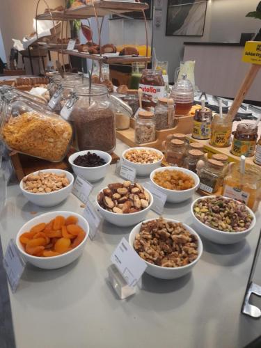 een tafel met verschillende soorten noten en gedroogde vruchten bij O Melhor Apart-Hotel, da Cidade! in São Caetano do Sul