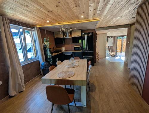 a kitchen and dining room with a table and chairs at Gite Chez Tof et Ninie in Houlle