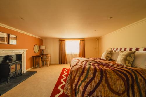 バトルにあるCrafted at Powdermillsの大きなベッドと暖炉のある寝室