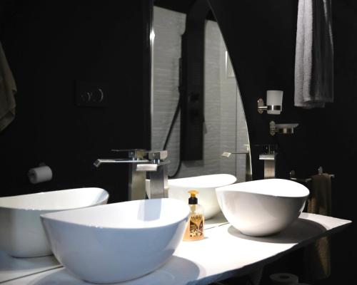 zwei weiße Schüsseln auf einer Theke im Bad in der Unterkunft Appartamenti "UNIQUE" palazzo storico FAENZA in Faenza
