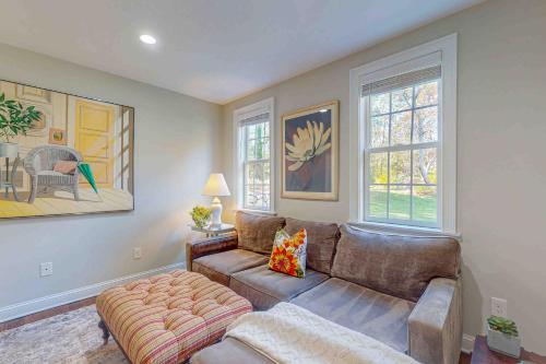 Plum Paradise في بارنستابل: غرفة معيشة مع أريكة ونافذة