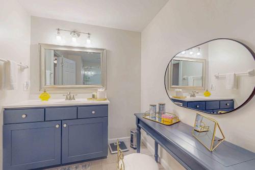 Plum Paradise في بارنستابل: حمام مزوّد بمفروشات زرقاء ومرآة