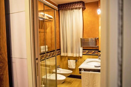 een badkamer met toilet en wastafel bij Garibaldi Houses in Milazzo