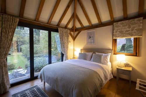 En eller flere senge i et værelse på Pool House at Mill Cottage