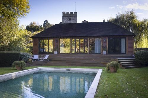Swimmingpoolen hos eller tæt på Pool House at Mill Cottage
