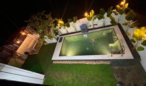 Nisha Grean Heaven في يليغاما: إطلالة علوية على مسبح عشب أخضر