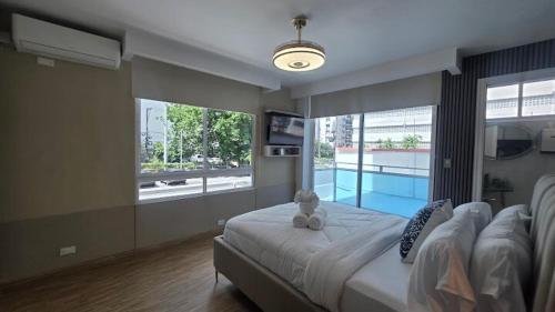 a bedroom with a bed with a teddy bear on it at Esplendido Apartamento in Panama City