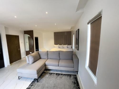 ラゴスにあるLuxe Apartments Surulereのソファとベッドのあるリビングルーム