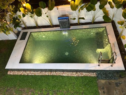 المسبح في Nisha Grean Heaven أو بالجوار