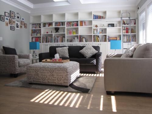 Ruang duduk di Riverfront Bed and Breakfast