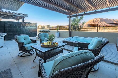 Santa Claraにある29 | Vista House in Ocotillo Springs with Private Spa and Viewsのパティオ(椅子、テーブル、ホットタブ付)