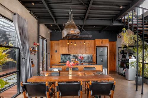 een eetkamer met een grote houten tafel en stoelen bij Lake-Front Luxury Villa in Bedugul