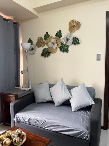 マニラにあるBayfront 1BR Condo in Pasay Manila with Wi-Fi, Netflix & Pool Access, Near NAIA Airport, Mall of Asia, OKADA, CCP & PICCのリビングルーム(ソファ付)