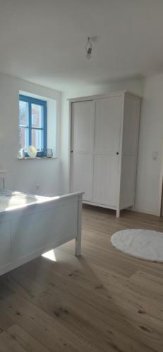 Una sala de estar vacía con un sofá blanco y una ventana en Altstadt Loog, en Leer