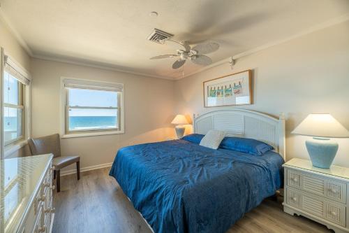 Ένα ή περισσότερα κρεβάτια σε δωμάτιο στο GSP3 Summer Breeze Oceanfront Condo, Elevator, Pool, Fitness Club!