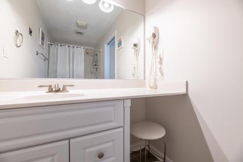 Ένα μπάνιο στο GSP3 Summer Breeze Oceanfront Condo, Elevator, Pool, Fitness Club!