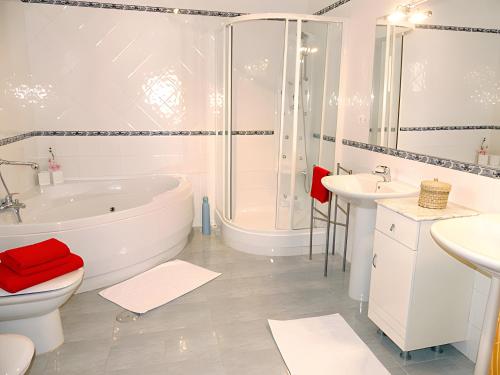 a bathroom with a tub and a toilet and a sink at Casa Romero in Caleta De Velez