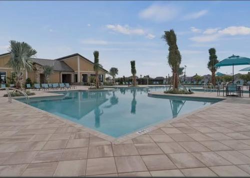 a large swimming pool with blue water in a resort at Cozy apartment near legoland in Eagle Lake