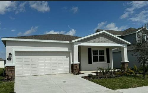 a small house with a white garage at Cozy apartment near legoland in Eagle Lake