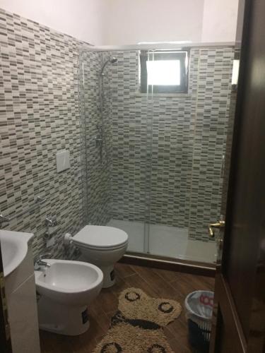 a bathroom with a toilet and a sink and a shower at Il Muraglio in Belmonte Calabro