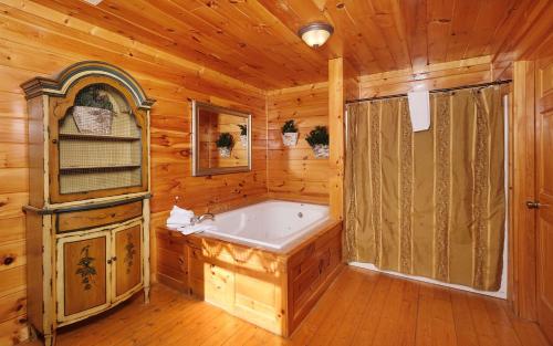 Ένα μπάνιο στο Splash N Sunrise Theatre - Private Pool, Gorgeous Mtn Views, Theater Room, Pool Table + Hot Tub!