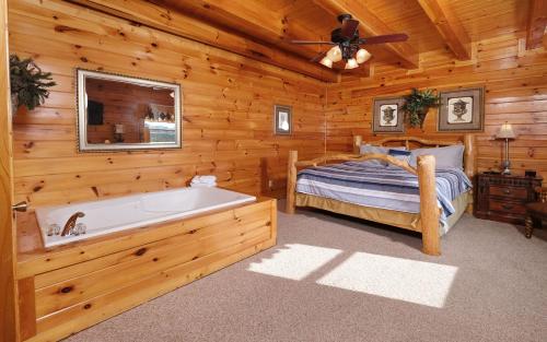 Ένα ή περισσότερα κρεβάτια σε δωμάτιο στο Splash N Sunrise Theatre - Private Pool, Gorgeous Mtn Views, Theater Room, Pool Table + Hot Tub!