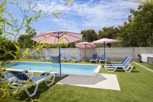 Holiday houses Hana and Lana with shared pool