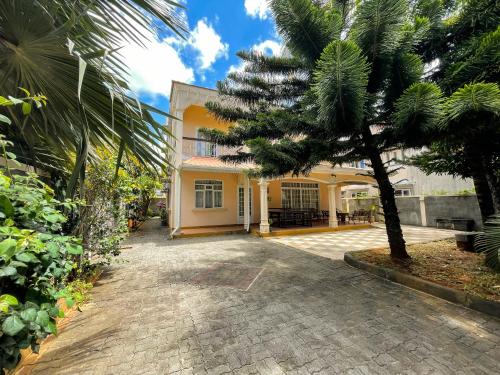 Cozy Couple Apartment with Private Garden Close to Beach